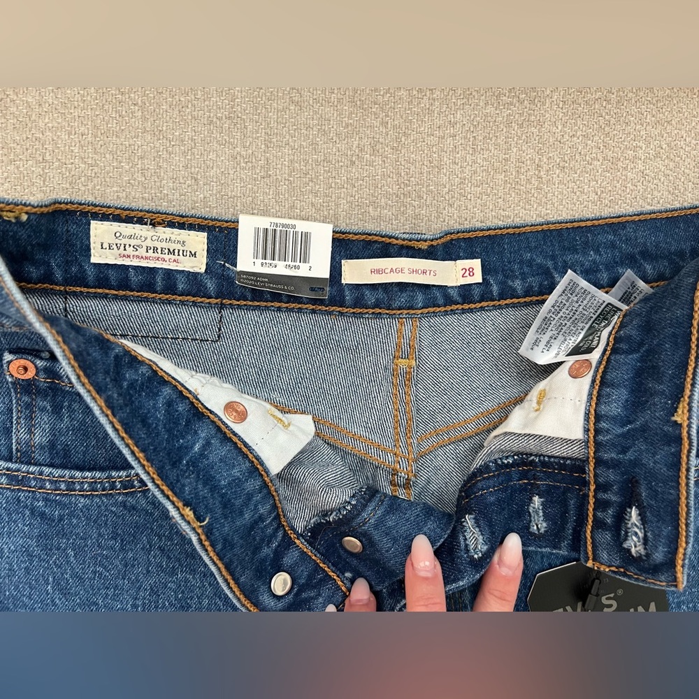 NWT Levi’s Ribcage Shorts - Picture 9 of 12